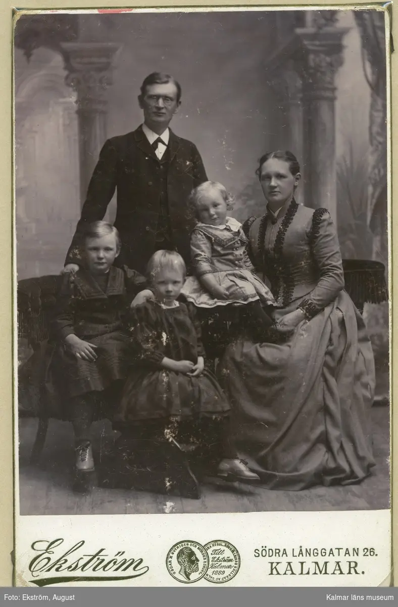 Anton Theodor Ossian Holm, lektor. Född 1854, död 1913. Med makan Julia Maria Holm, född Lyth samt barnen döttarna Astrid Maria och Anna Margareta (Margit) samt sonen Einar Ossian Holm.
