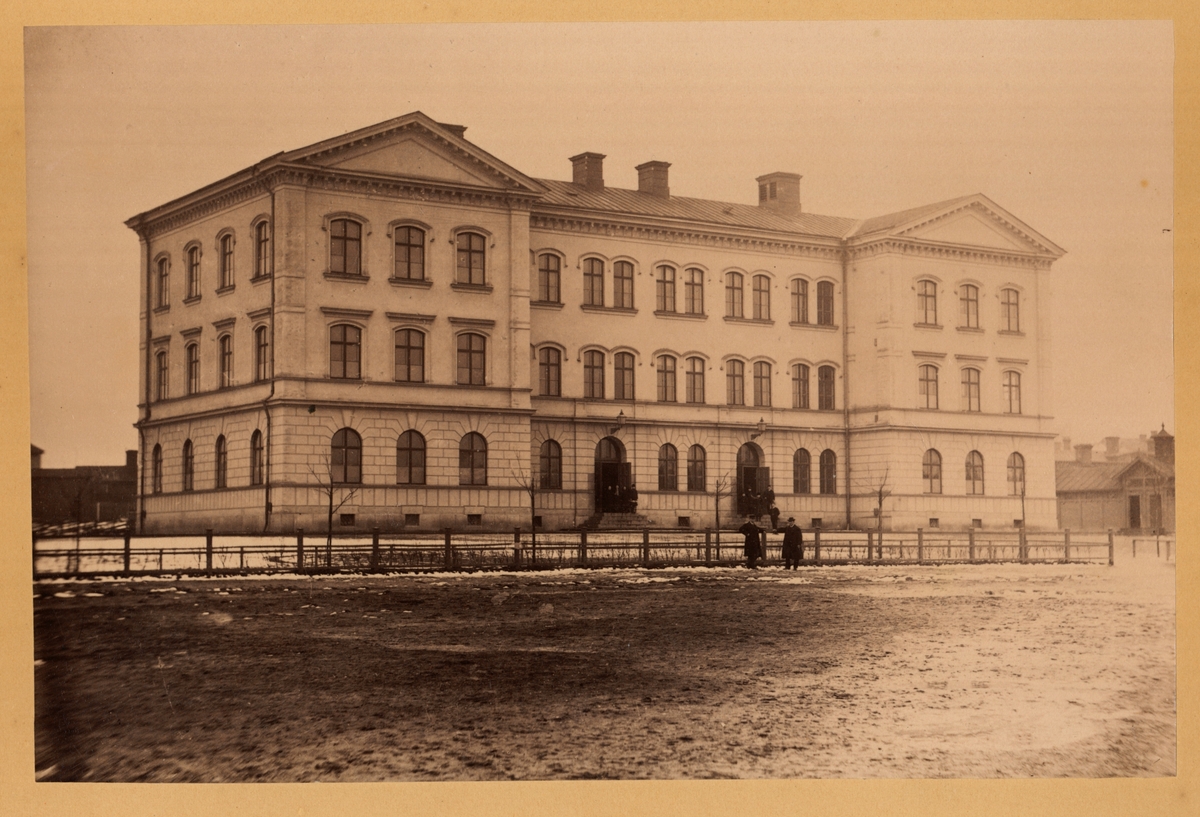 Stora Islandsskolan vid Rektorsgatan, ritades av E.A. Hedin och byggdes i tre våningar med tolv skolsalar. Den stod färdig i augusti 1880. Skolan kallades Flickskolan på Islandet eller Södra flickskolan då bara flickor undervisades där. År 1904 byggdes flyglarna på med en våning som inreddes för gymnastik och slöjd.

