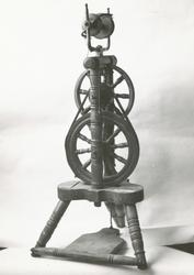 Et eldre gjenstandsfotografi av en spinnerokk med snelle på 