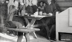 Hyggelig selskap. Personene på bildet er: OErikka Høye, Eldb