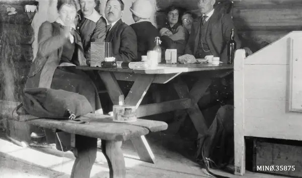 Hyggelig selskap. Personene på bildet er: OErikka Høye, Eldb