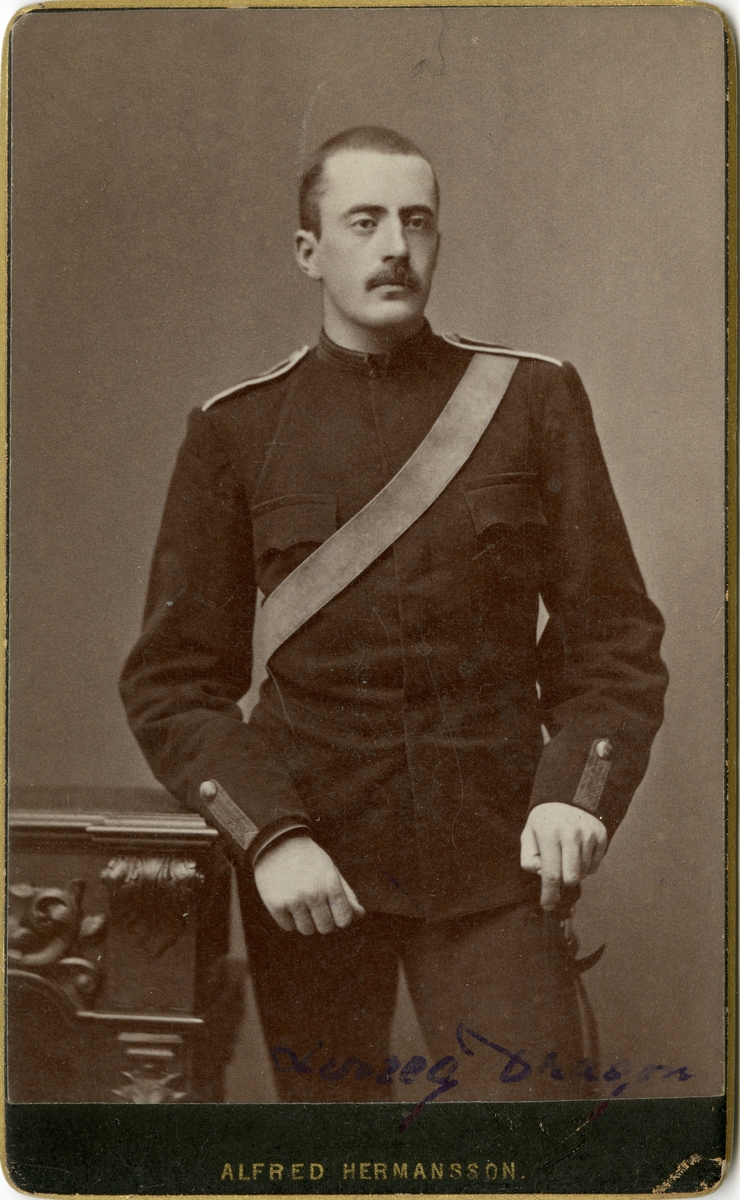 Porträtt av Knut Alfred Hjalmar Cassel, officer vid Livregementets dragoner K 2.

Se även bild AMA.0001003 och AMA.0009811.