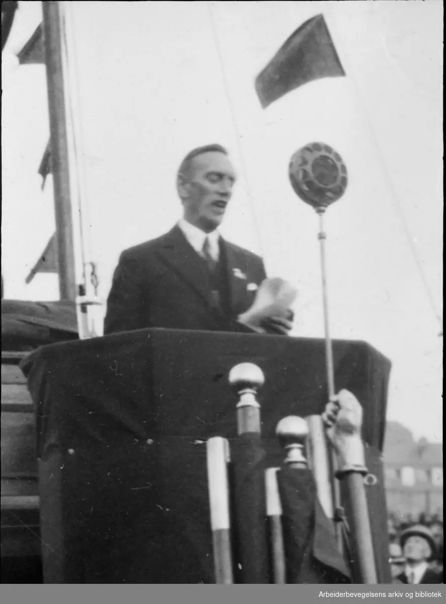 Oscar Torp taler 1. Mai 1932 på Dælenenga idrettsplass.