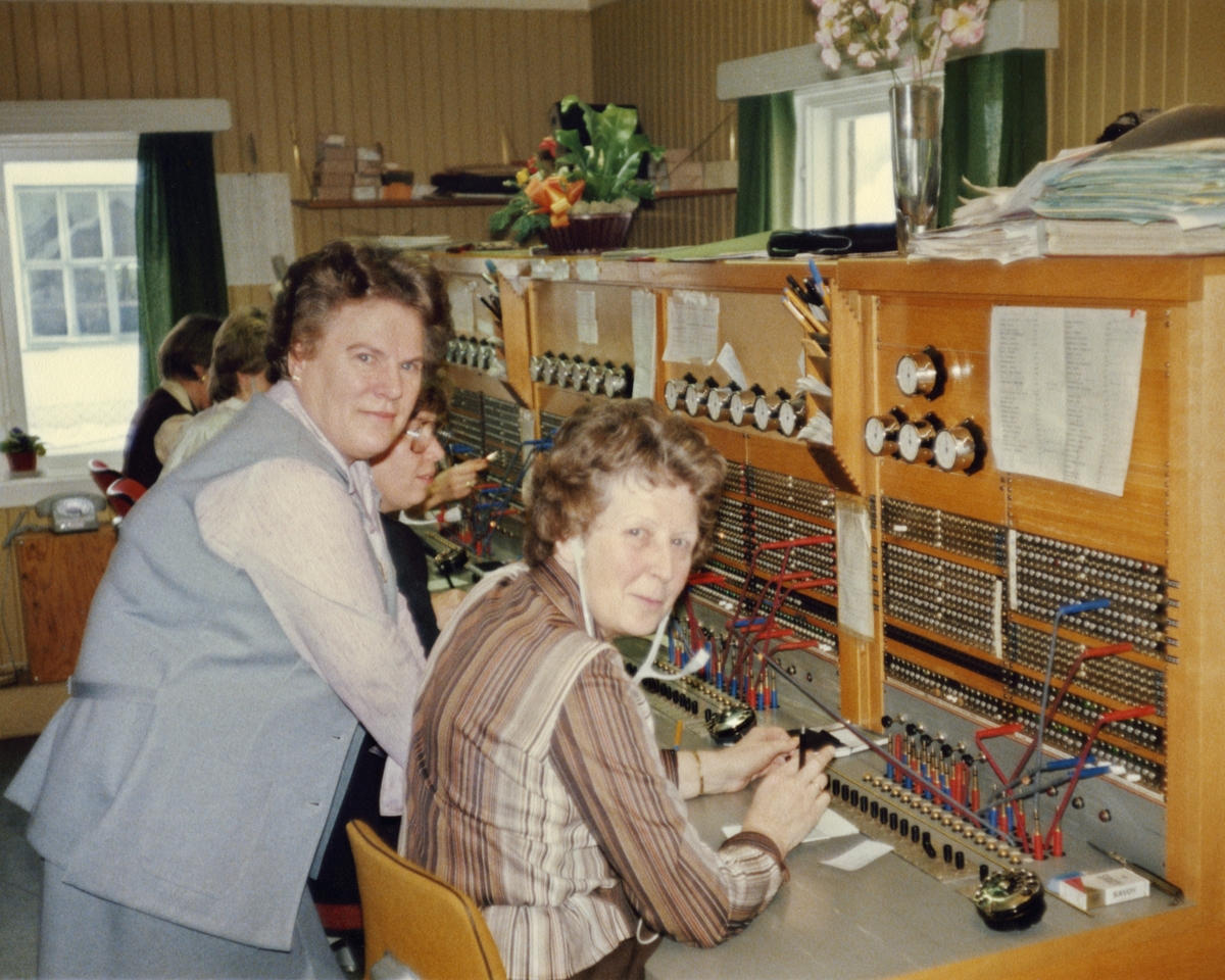 Bjørkelangen telefonsentral 16. november 1979.
Stående: Stasjonsholder Magda Lorentzen
Sittende ved sentralbordet: første landstelefonist Eli Mangen