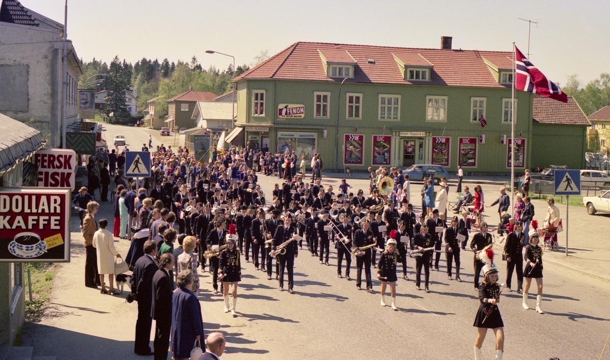 17.mai 1975 i Strømmen. Olaussenhjørnet i bakgrunnen.