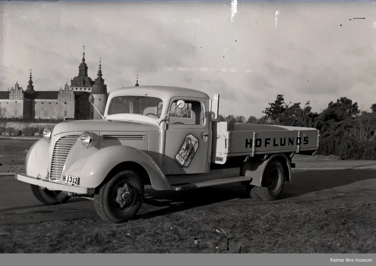 Lastbil från Hoflunds kolonialvaror framför Kalmar slott.