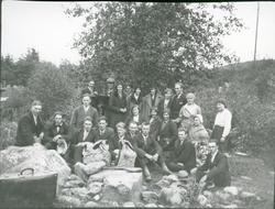 Ungdomslaget i Vestre Bagn på tur, ca 1930.