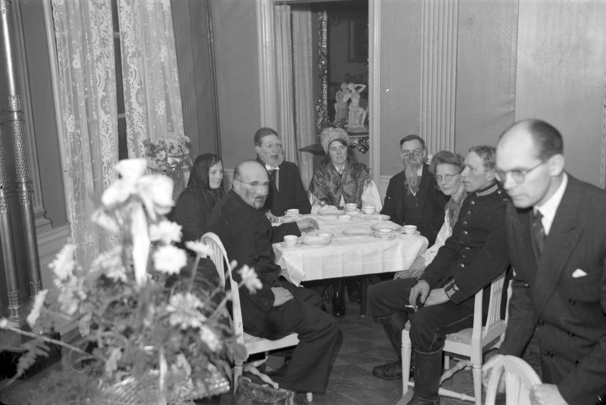 Godsägare Allan Söderhjelm, tagit hemma på lysningsdagen. Tolvfors
November 1944

