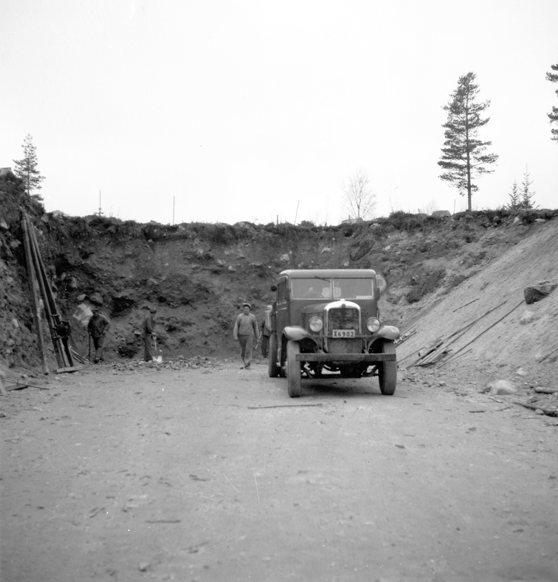 Reportage för Gefle Posten. Oktober 1937. Två män samt en lastbil, X6902 GMC från omkring 1937, ägd av  Gustav Lundgren Rörberg i Valbo.