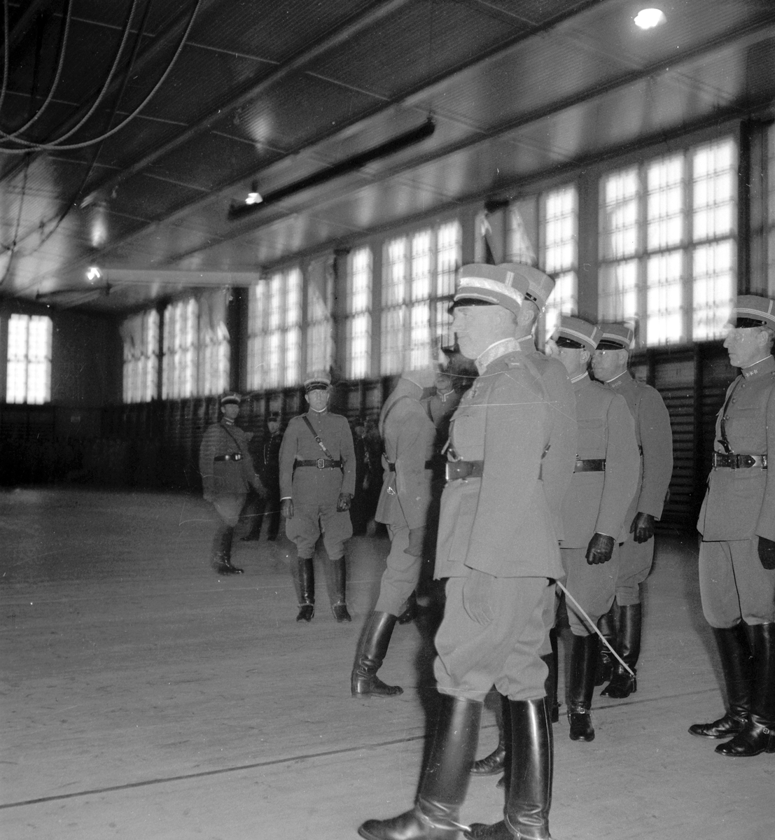 Reportage för Gefle Dagblad. Generalens besök på Kungsbäck, I 14, Hälsinge regemente. Exercishuset. November 1937

