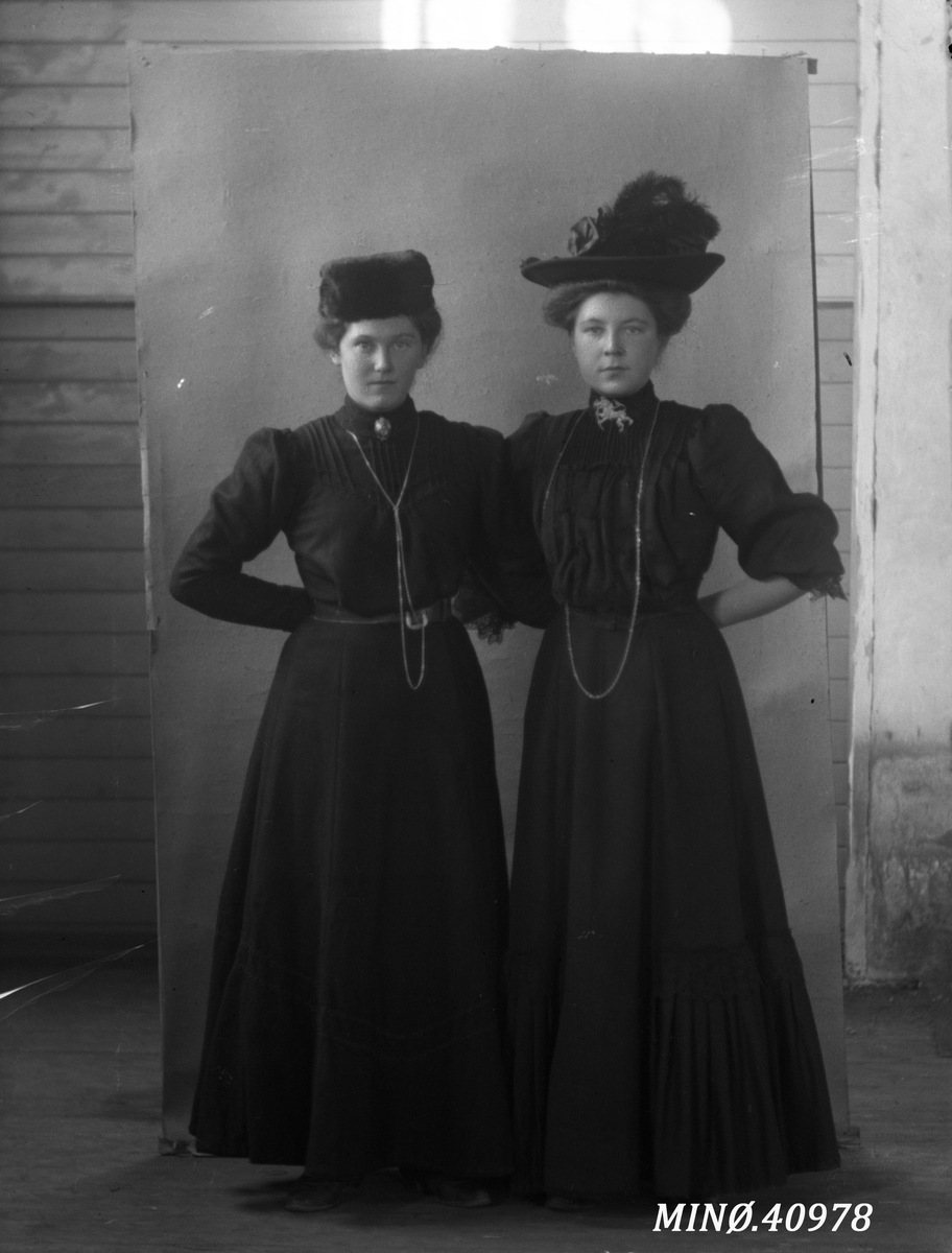 Portrett av to kvinner. Marit Tangen til høyre.