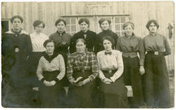 "Holmenes kokkepiker året 1916"..Rorbukokker ved Husøy, Ona.