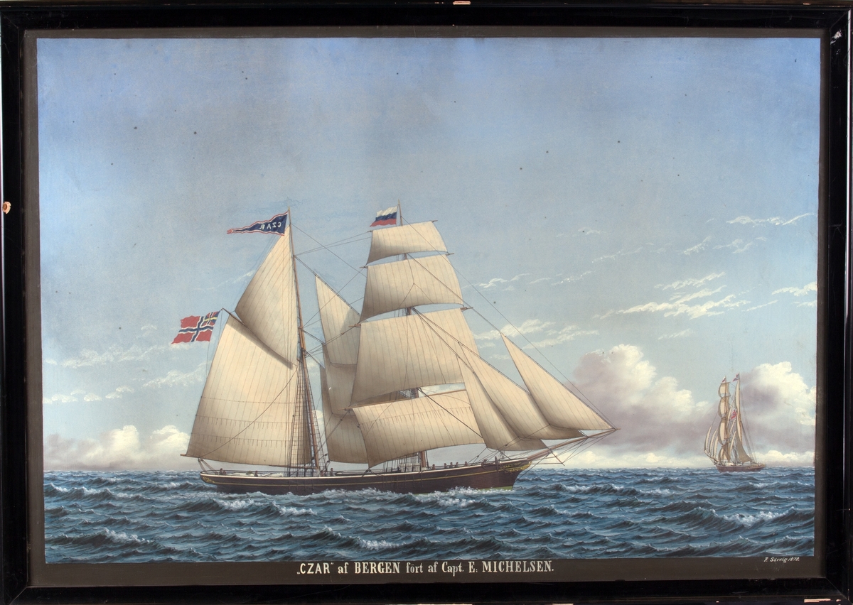 Skipsportrett av skonnertbrigg CZAR under fulle seil. Fører vimpel med skipets navn i stormasten, russisk flagg på fortoppen og unionsflagg på mesangaffel.