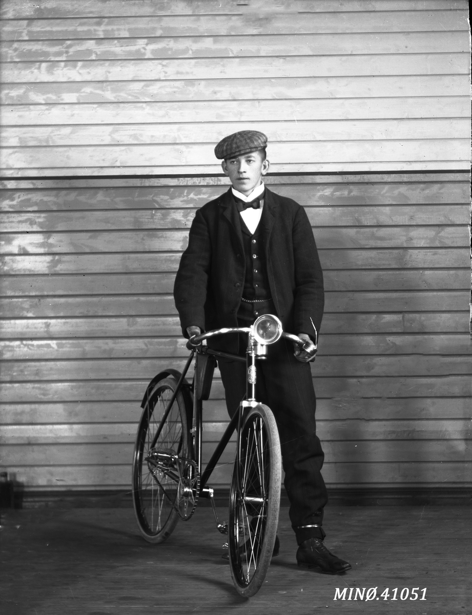 Portrett av ung mann med sykkel - Toralf Knudsen