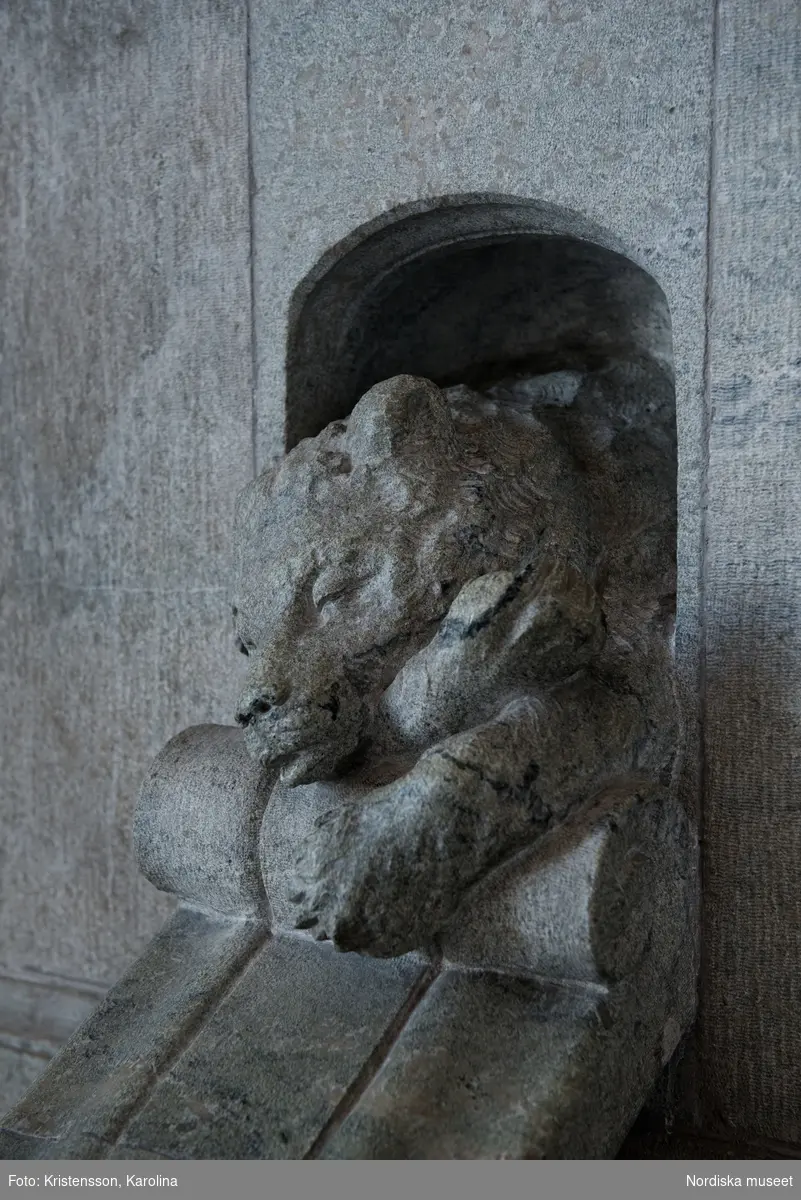Detaljer huggna i sten i Nordiska museets interiör, dekorelement, kapitäl, figurer