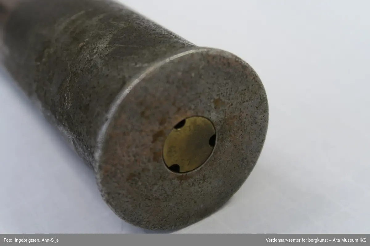 Avlang sylinderformet tomhylse fra granat med lett innsnevret åpning.