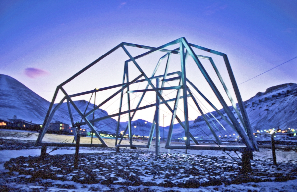 Kunstverket viser en geometrisk konstruksjon, fritt svevende på fire søyler. To sirkler med en diameter på ca. 15 meter er hver delt i 8 ulike deler og så satt sammen til en iglo-lignende halvkule. Om vinteren sprøytes skulpturen med vann fra søylen i midten.