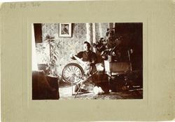 Tonette Knatvold sitter ved rokken