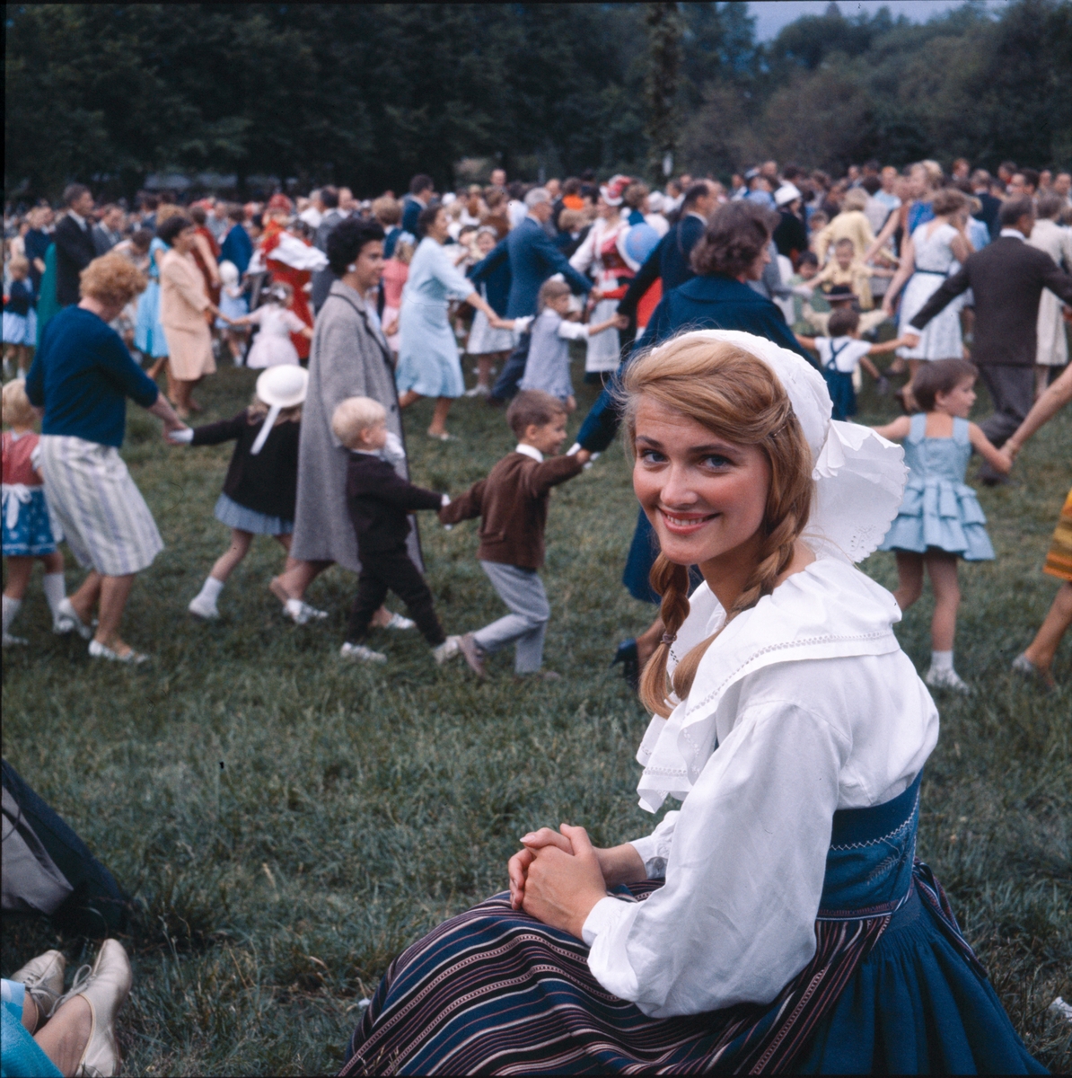 Kvinna avbildad vid midsommarfirandet på Tingsvallen.