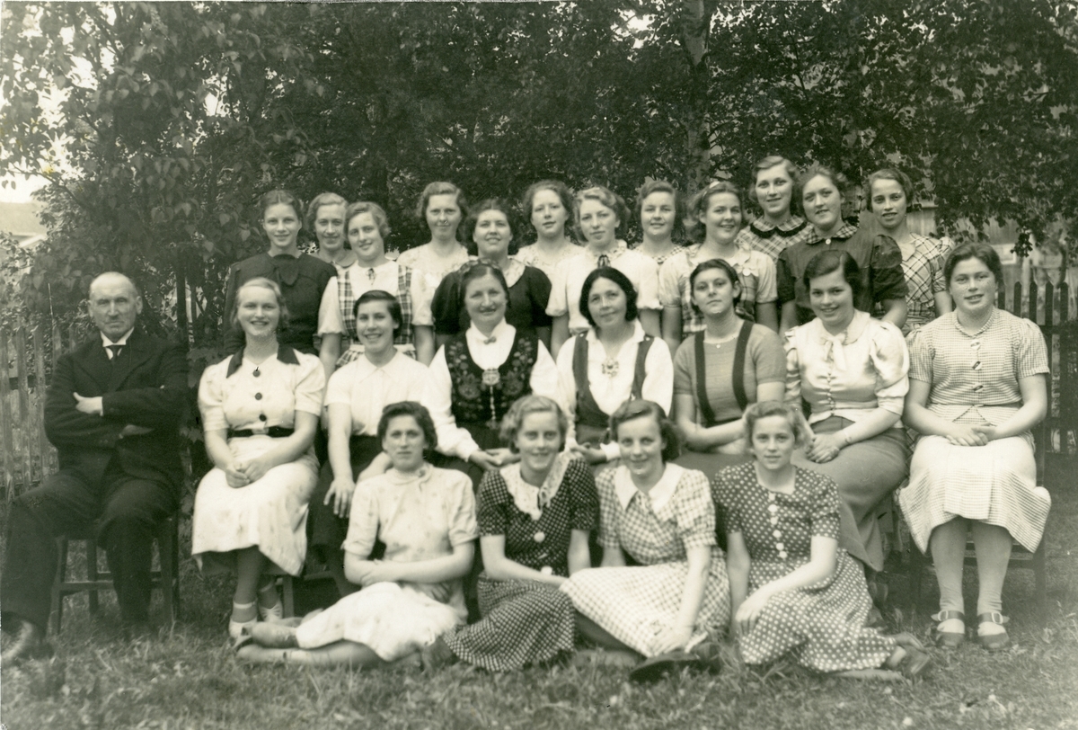 Elevar ved eit jentekurs ved Vestoppland folkehøgskule i 1938.