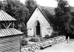 Inngangen til St. Olavskapellet på Borgarsyssel museum, med 