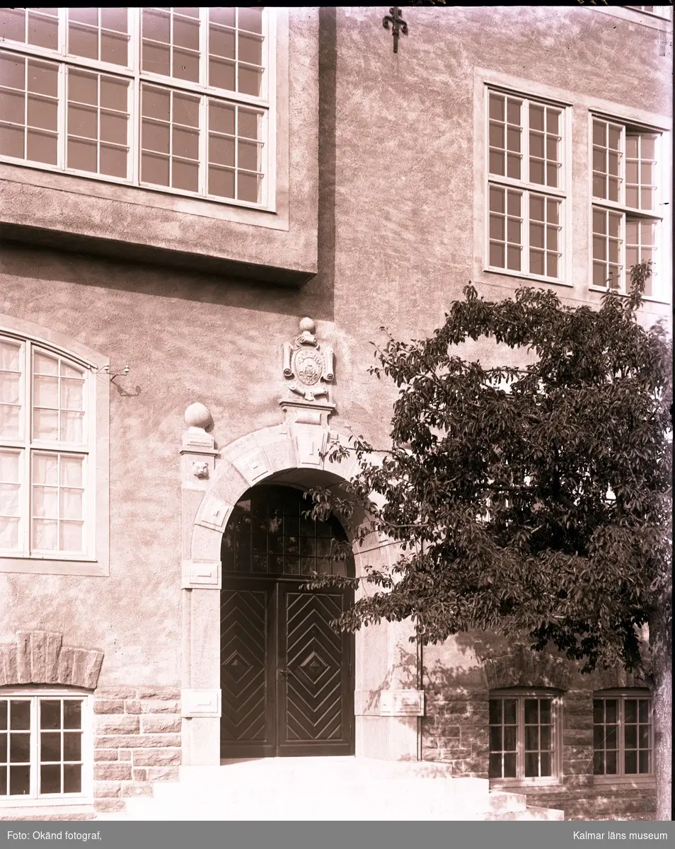 En putsad fasad och portal till en skola. Vasaskolan?