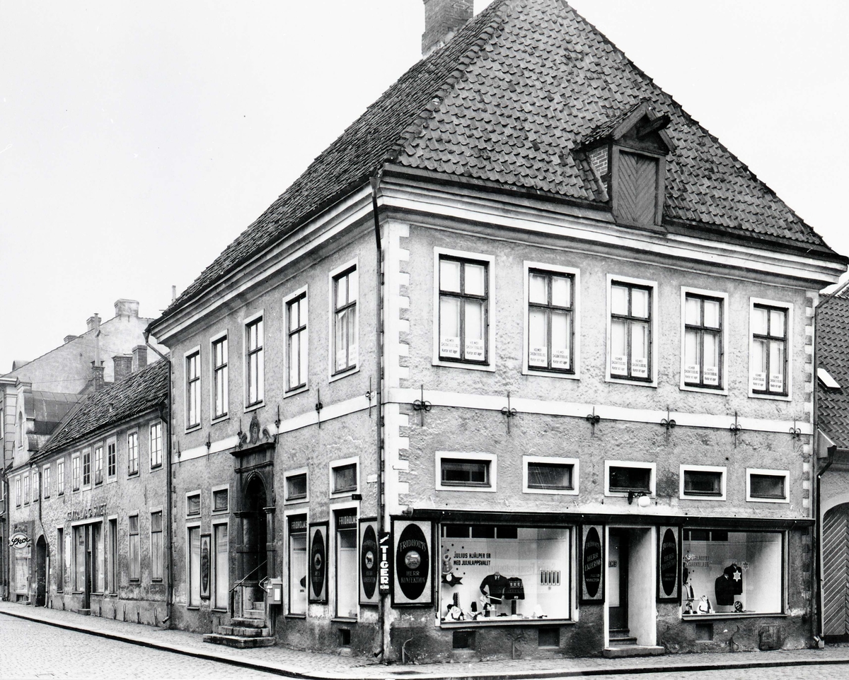 Gamla apoteket på  Södra Långgatan.
G.a Apoteket (rådman Carl Jönssons gård).