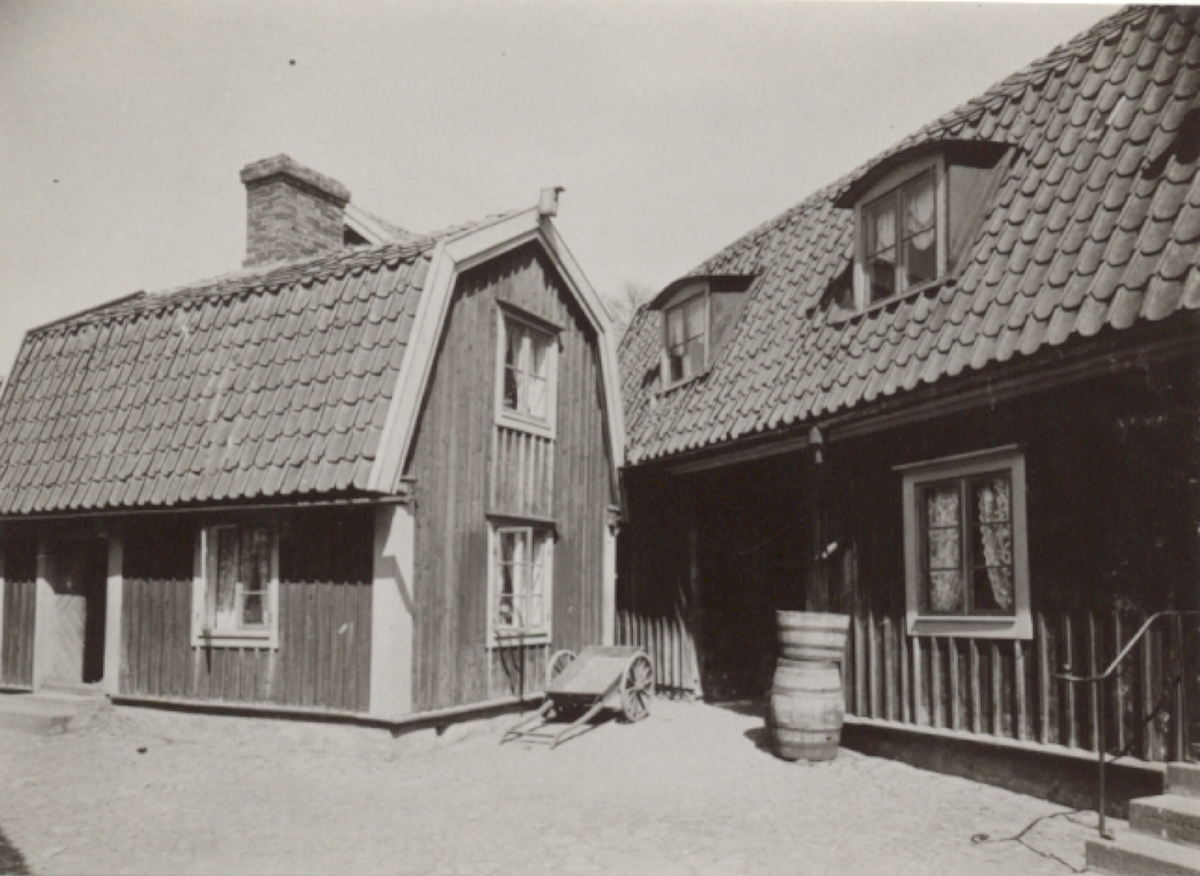 Bostadshus med mansardtak varav den ena har takkupor. Kvarteret Alen 14 i Gamla staden. Västerlånggatan 7, från Molinsgatan. Året är 1908.