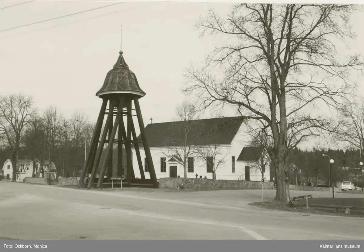 Kyrkan i Påryd, Karlslunda, med klockstapel. Kyrkan är i nyklassicistisk stil.