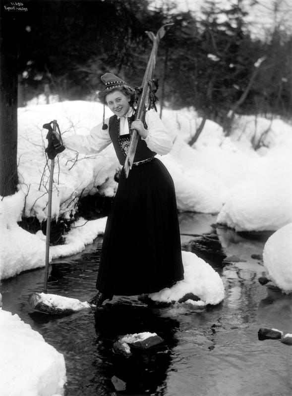 Skiløperske frk. Gundersen over bækken 9/2 1910 (Foto/Photo)