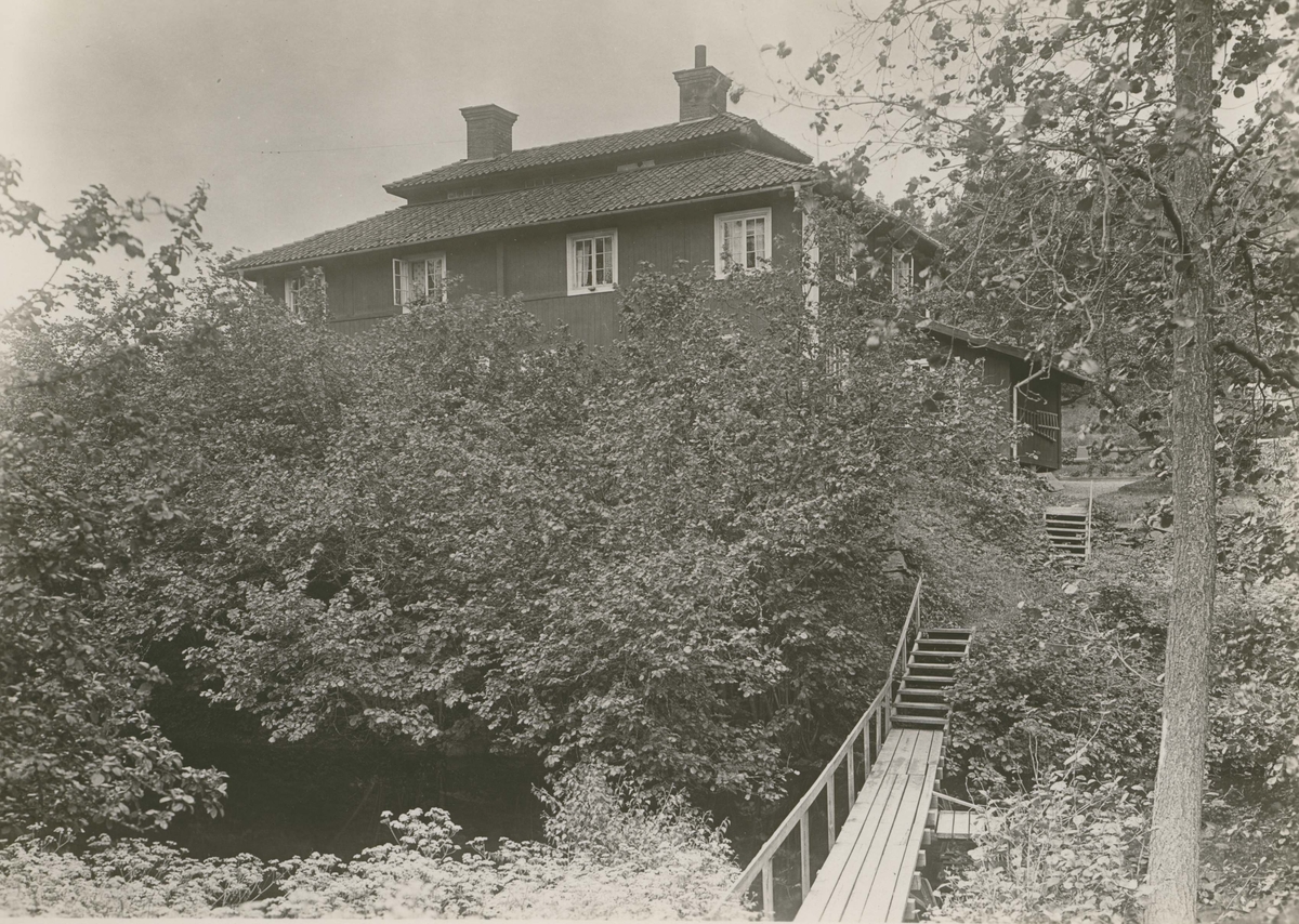 Baksidan av Forsaströms herrgård. I förgrunden syns ån. Närmast byggnaden en terass av sten.