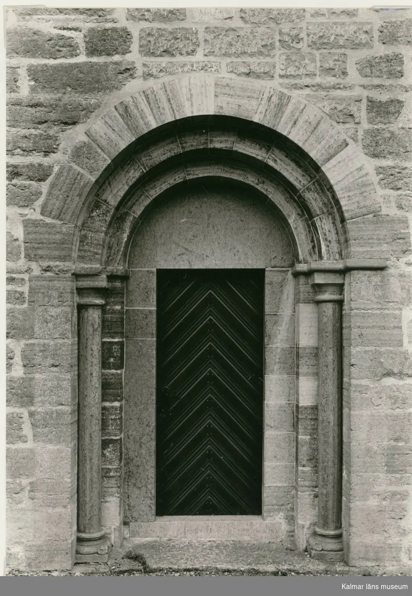 Norra korsarmens portal på Gärdslösa kyrka.