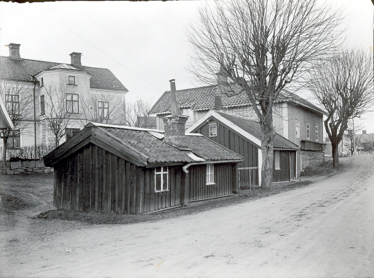 Motiv från Vimmerby. Oskar Stolpes stuga, nu flyttad till Gästgivarehagen, Vimmerby där den fortfarande finns för påseende.