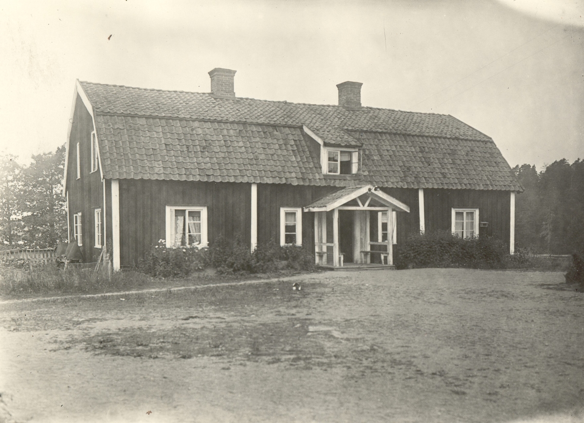 Edsgården  (Gamla prästgården). Huvudbyggnaden sannolikt identisk med den 1823 rivna och hitflyttade prästgårdsbyggnaden