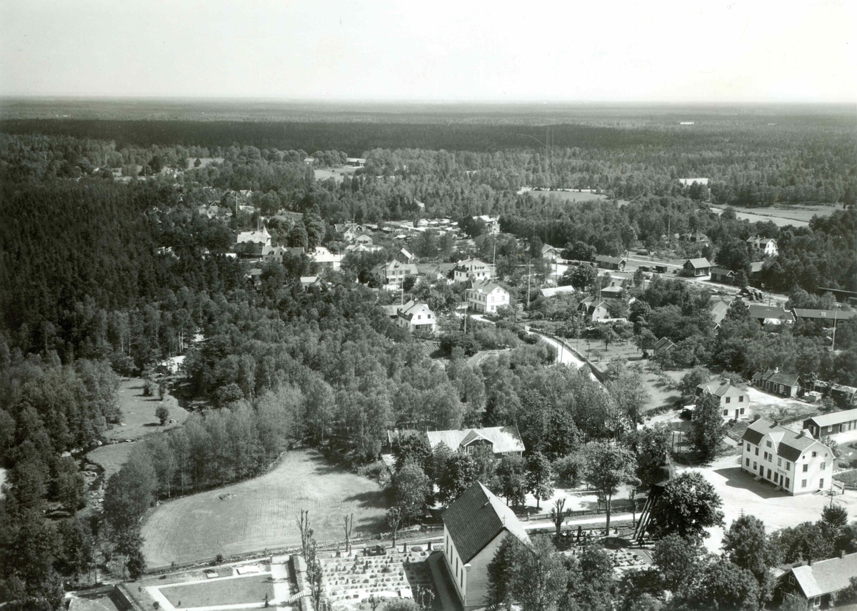Flygfoto över Påryd. Samhället med hus vägar och skog.