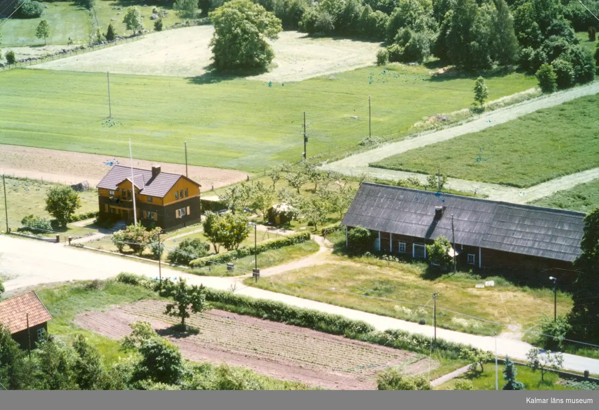 En villa med trädgård och uthus, i Luvehult.