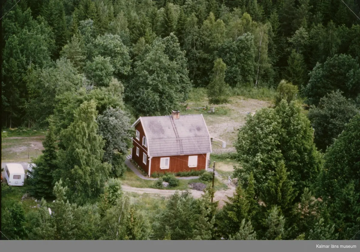 Ett enfamiljshus på en skogstomt, i Döderhult.