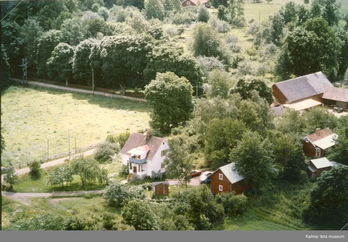 Flygfoto över lantgård i Solberga.