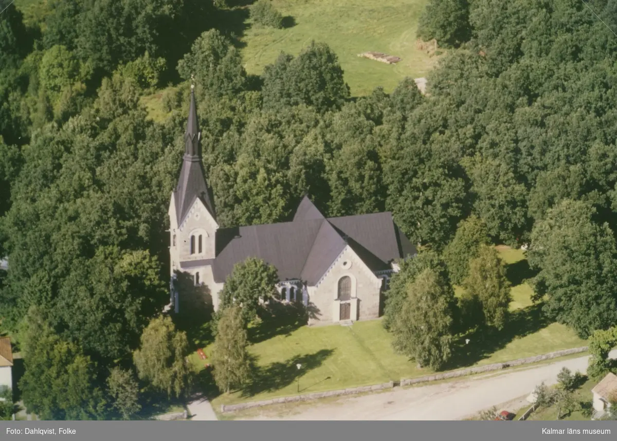 En nygotisk kyrka i Sankt Sigfrids socken.