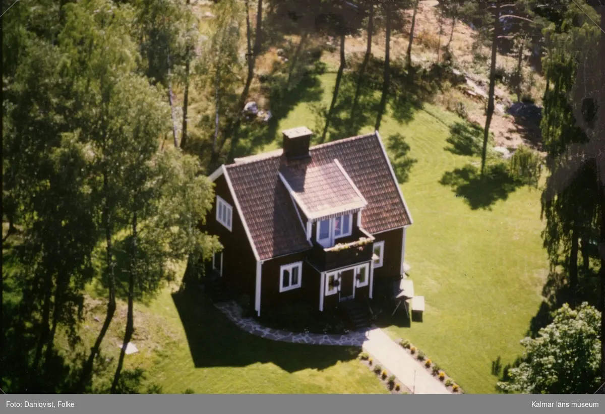 En villa med balkong i Madesjö socken.