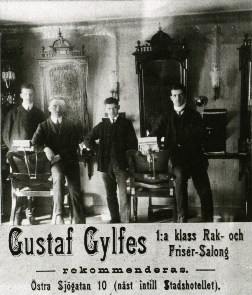 Del av annonsblad med reklam för Gustaf Gylfes 1:a klass Rak - och Frisér-Salong,