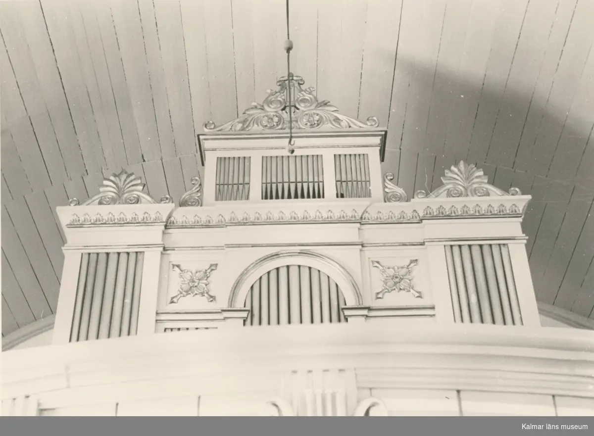 Orgeln och orgelfasaden är utförd av orgelbyggaren Carl August Johansson,Broaryd Nöbbele socken 1872. Orgeln var försedd med 12 stämmor. Nils Hammarberg, Göteborg byggde om den 1955. Den erhöll då 16 stämmor.
