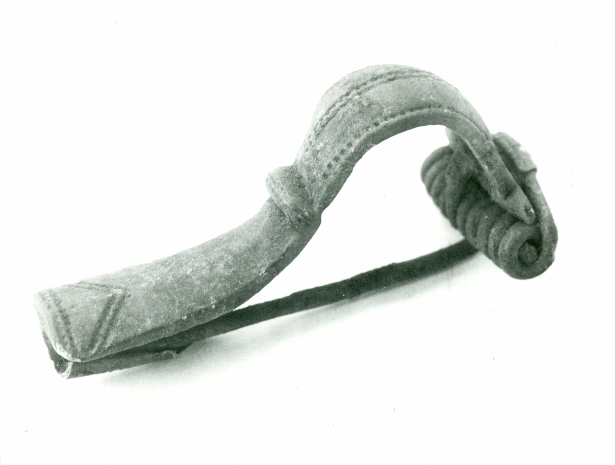Fibula (ögonfibula), ett dräktspänne, från en av de tre hällkistorna som utgrävdes vid Sörby.