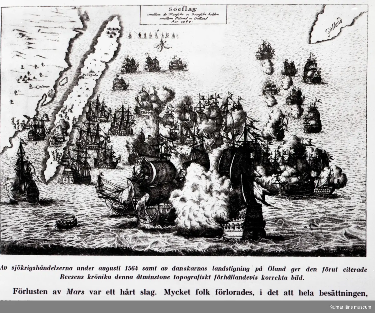 Sjöslag mellan danskar och svenskar 1564, första slaget vid Ölands norra udde.

Den 30 maj 1564 förenades de danska och lybeckska flottorna mellan Öland och Gotland, samtidigt som den svenska hade skingrats av en storm dagen innan. Det svenska amiralsskeppet Mars råkade, endast åtföljt av Elefanten och Finska Svanen, i kontakt med den förenade flottan, och trots det numerära underläget bestämde sig amiral Jakob Bagge, som hade vinden till sin fördel, att våga sig på en strid. Den danska och lybska flottan var ännu inte helt samlad, och man hoppades på stöd från andra svenska skepp i takt med att de fick kontakt med amiralsskeppet. Till en början gick allt väl, och man lyckades skada flera av de danska skeppen, bland annat sköts storrån på det danska flaggskeppet Fortuna av och det lübska skeppet Långa barken sköts i sank. Framåt kvällen vände dock vinden, och Mars, som fått sitt roder sönderskjutet och därmed blivit manöverodugligt, skiljdes från de andra skeppen. Det lübska amiralsskeppet beslutade att äntra Mars, och efter en två dygns hård strid gav sig Jakob Bagge fången till Friedrich Knebel. Elden hade dock kommit lös på Mars, och skeppet sprang i luften innan lybeckarna hann erövra det.[2] Emellertid var den allierade flottan i stort behov av reparationer efter striden, varför den låg förtöjd vid stora Karlsön större delen av juni månad.

(Hämtat från wikipedia)