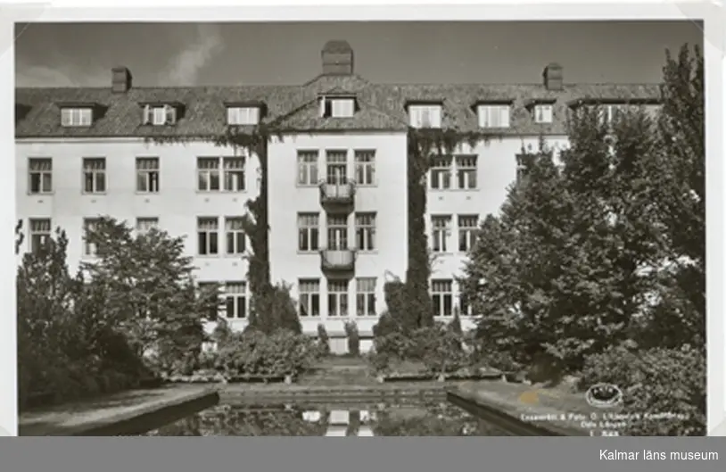 Vykort visande huvudbyggnaden på sanatoriet i Målilla.
