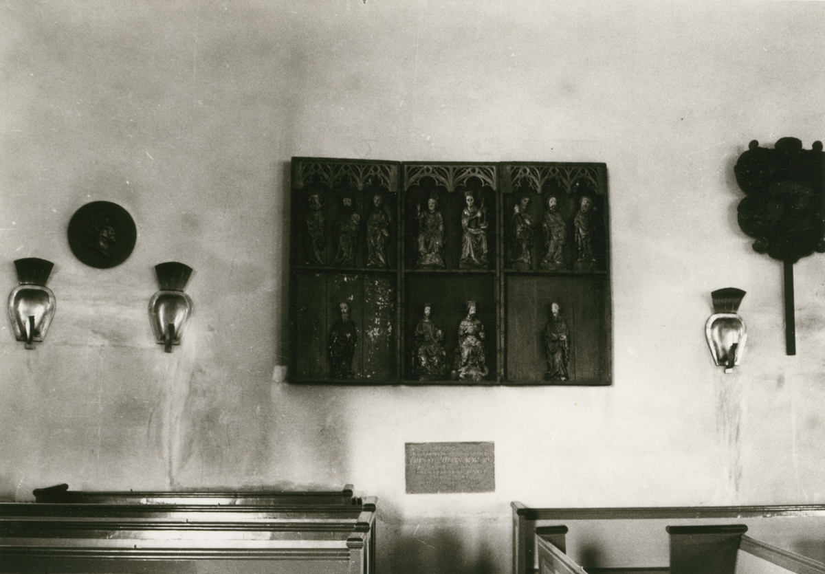 Gammalt altarskåp på kyrkorummets södra vägg.