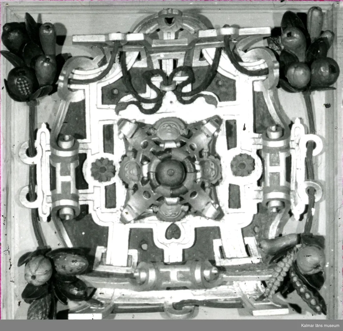 Kalmar slott Detalj av Kungsmakets kassettak.
På vissa plåtar har Martin Olsson klistrat eltejp för att markera hur bilden skulle beskäras i boken.