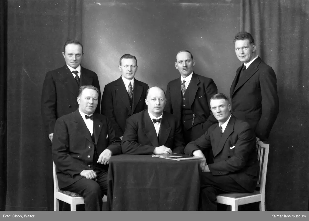 Ateljébild på sju män. Enligt Walter Olsons journal är bilden beställd av Livsmedelsarbetarnas fackförening 78 ifrån Kvarnen (Kalmar Ångkvarn).