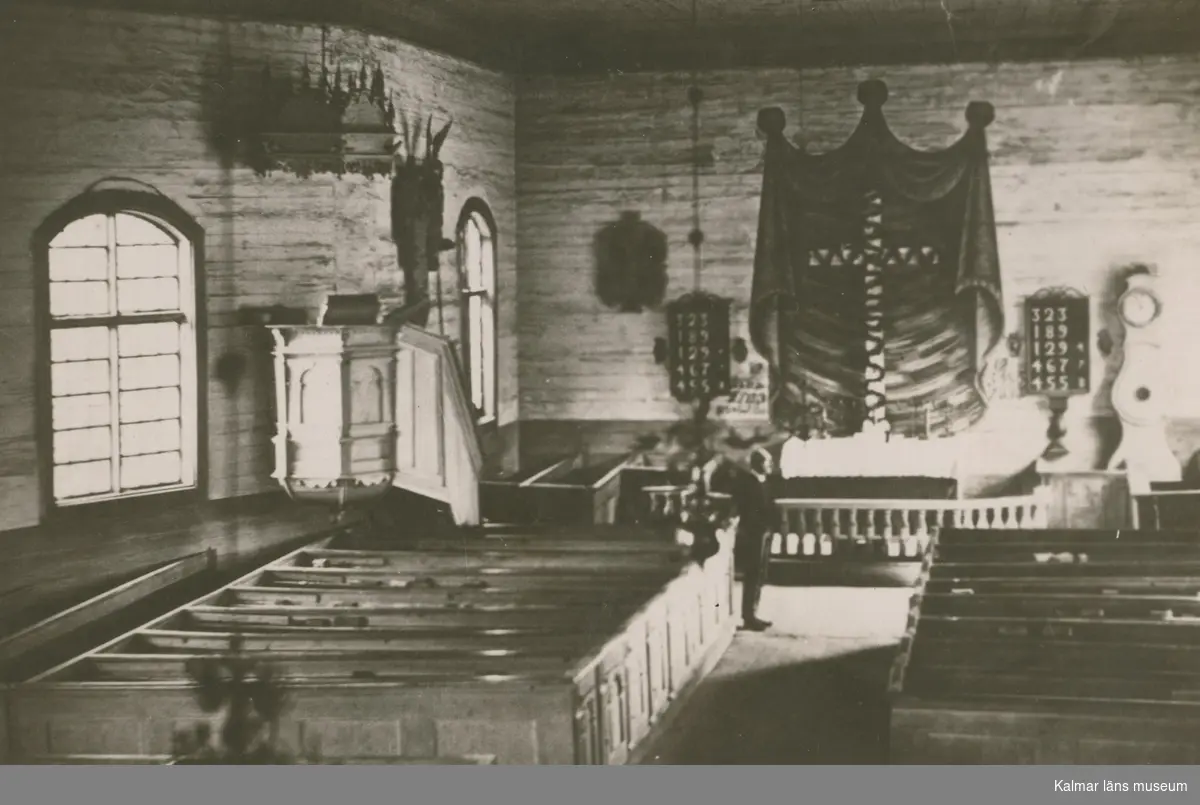 Interiör mot altaret och predikstolen i Fagerhults gamla kyrka som revs runt sekelskiftet 1900.