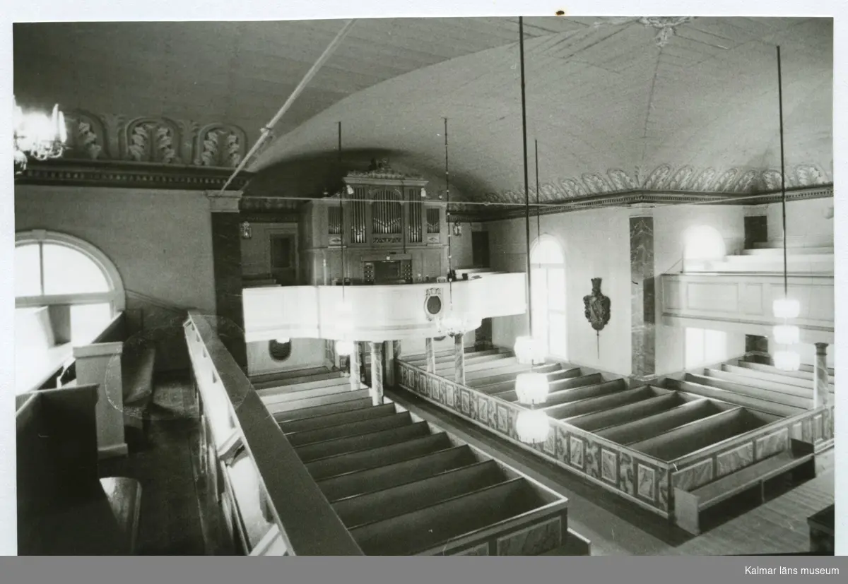 Interiör från Hälleberga kyrka innan branden 1976.
